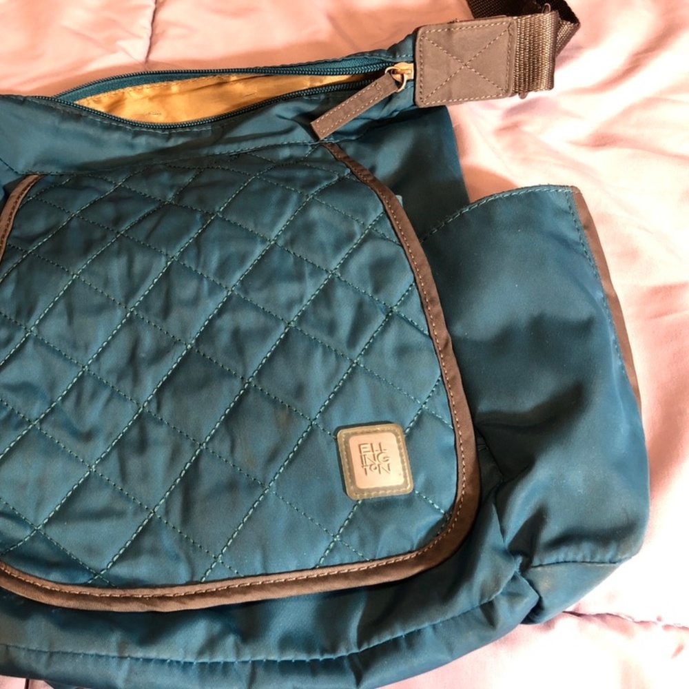 Great adaptable shoulder bag with many uses